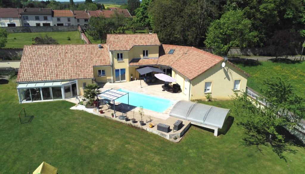 Te koop Frankrijk architectenvilla met zwembad en uitzicht, Huizen en Kamers, Buitenland, 248 m², Woonhuis, Landelijk, Bourbonne-les-Bains