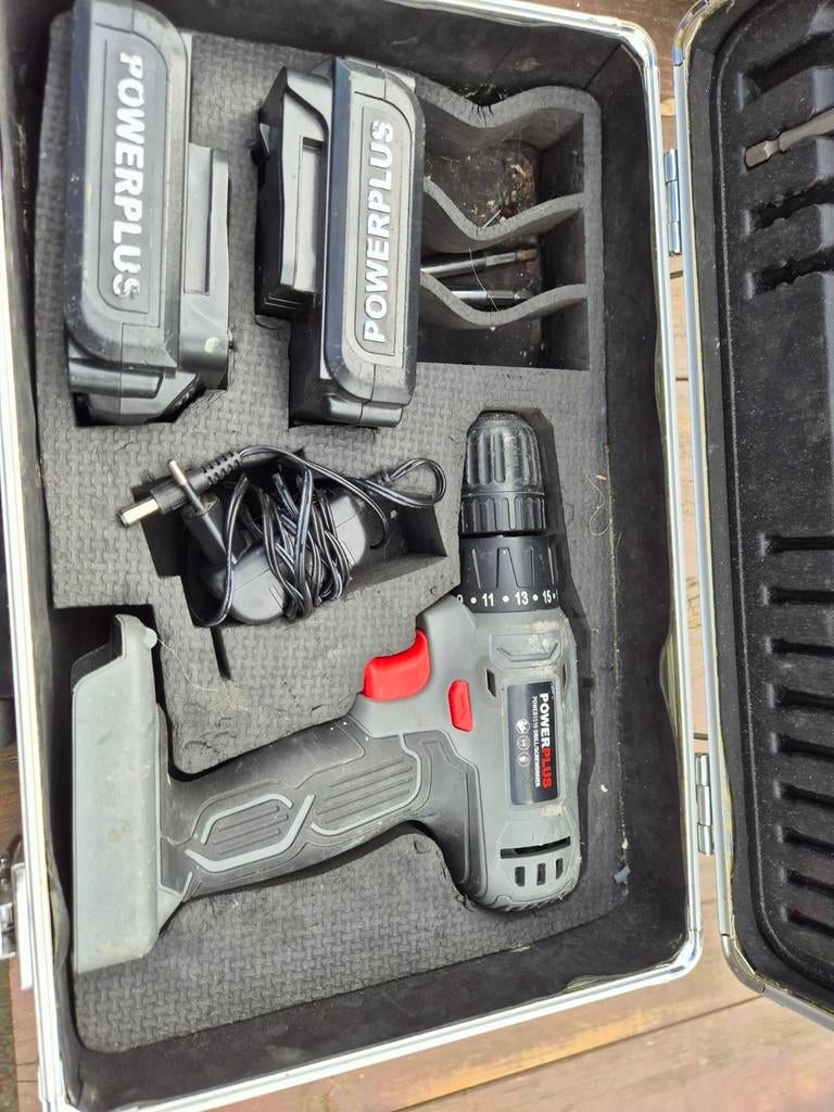 Powerplus boormachine met twee accu's en oplader, Ophalen, Gebruikt, Boormachine