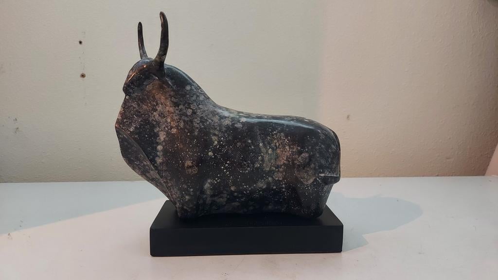 Massief beeld van een os of stier, Ophalen