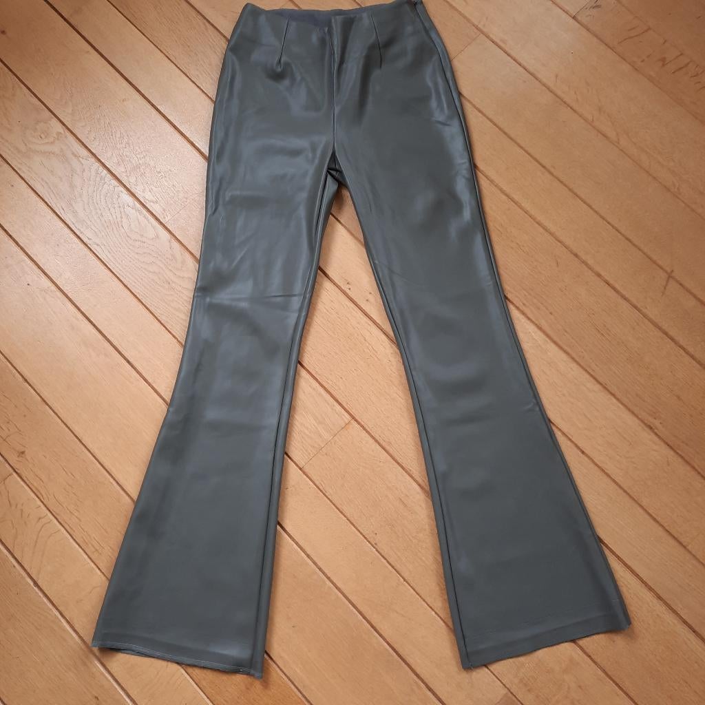 ASOS DESIGN broek flare pijpen imitatieleer grijs maat 38 -, Kleding | Dames, Maat 38/40 (M), Ophalen of Verzenden, Zo goed als nieuw