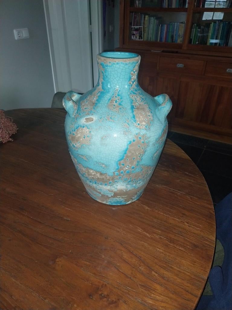 Azuur blauwe vaas met oren, Ophalen