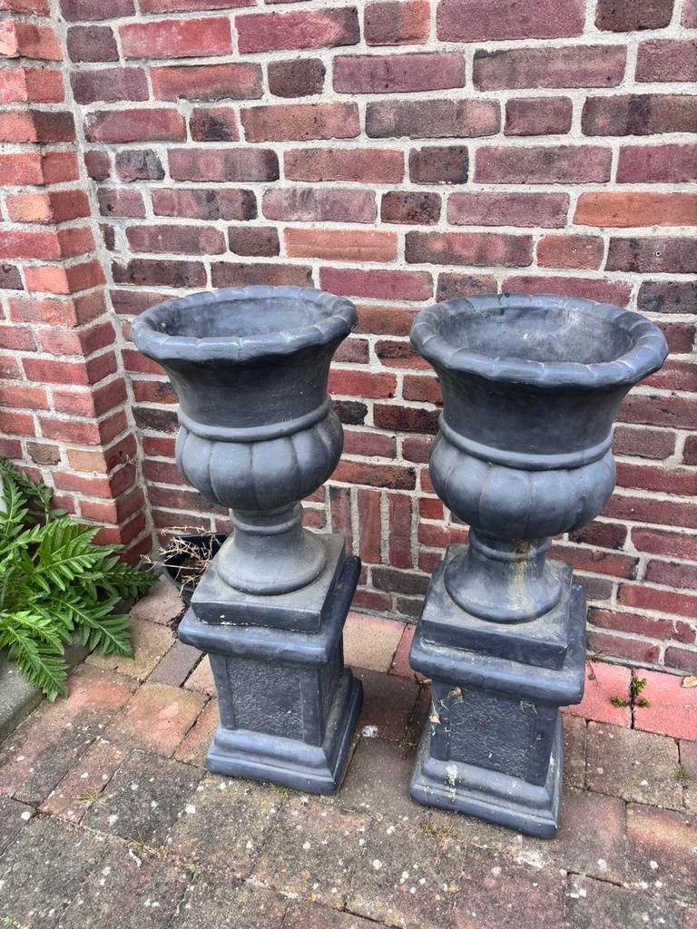 Twee stenen tuinvazen op voet, Ophalen, Gebruikt