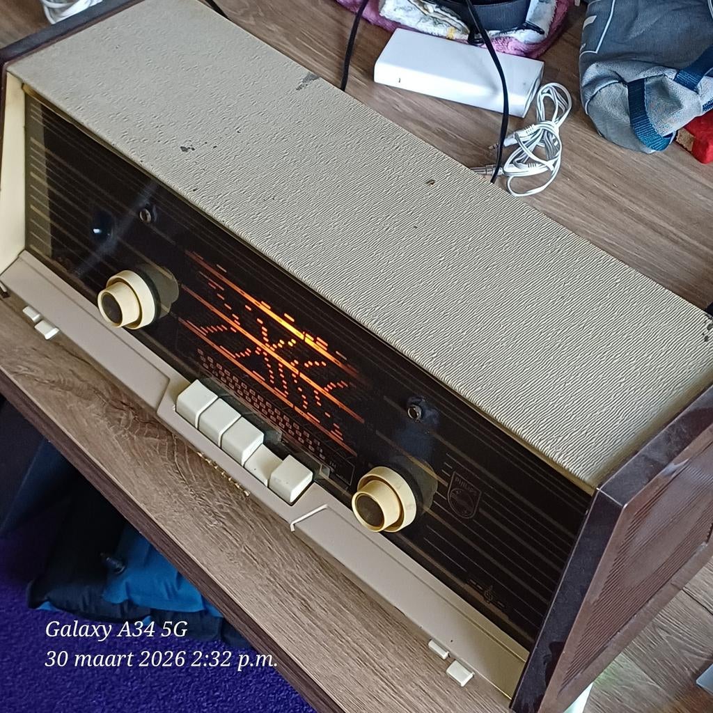 Nostalgische Philips radio, nog spelend, Ophalen