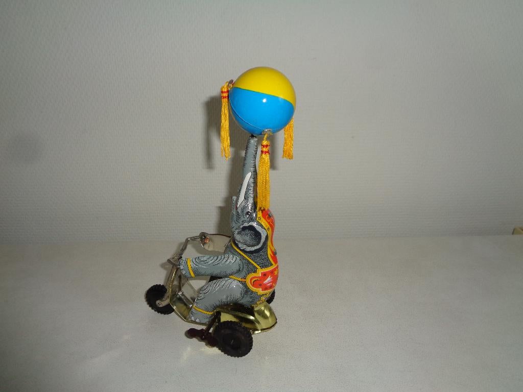 Blikken olifant op 3 wieler in doos.  Nog nieuw in doos., Ophalen of Verzenden