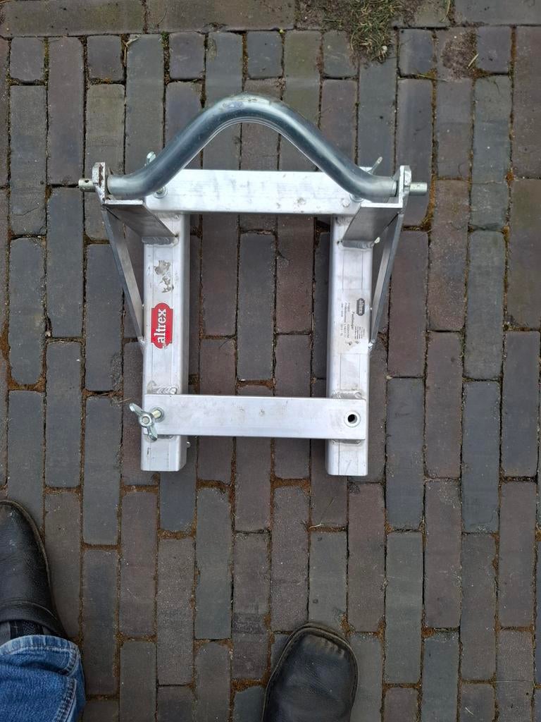 Paalbeugel / Laddersteun  van Altrex, Doe-het-zelf en Verbouw, Ladders en Trappen, Ophalen of Verzenden, 4 meter of meer