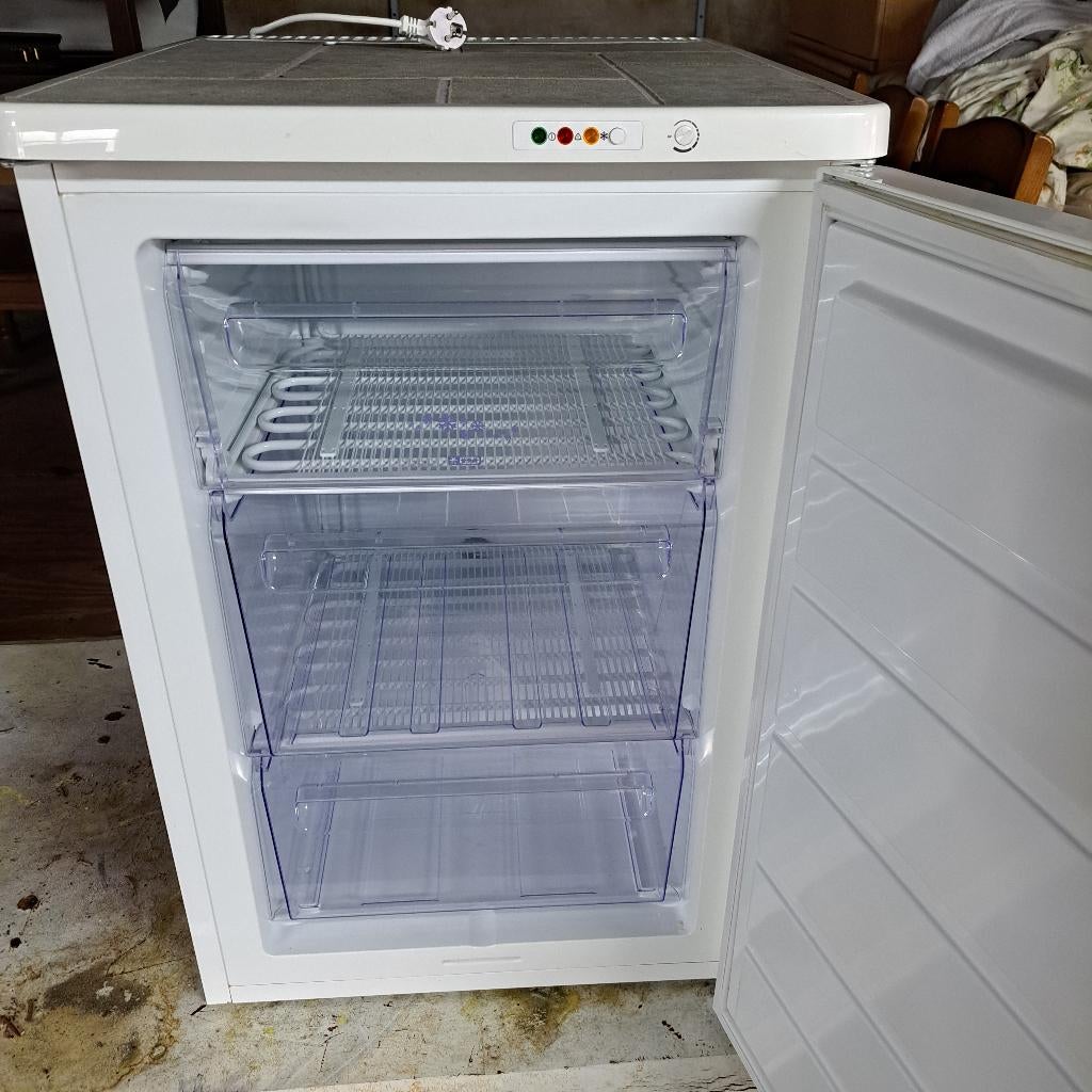 Zanussi diepvrieskast ZFT710W - als nieuw., Ophalen, Gebruikt, Met vriesvak