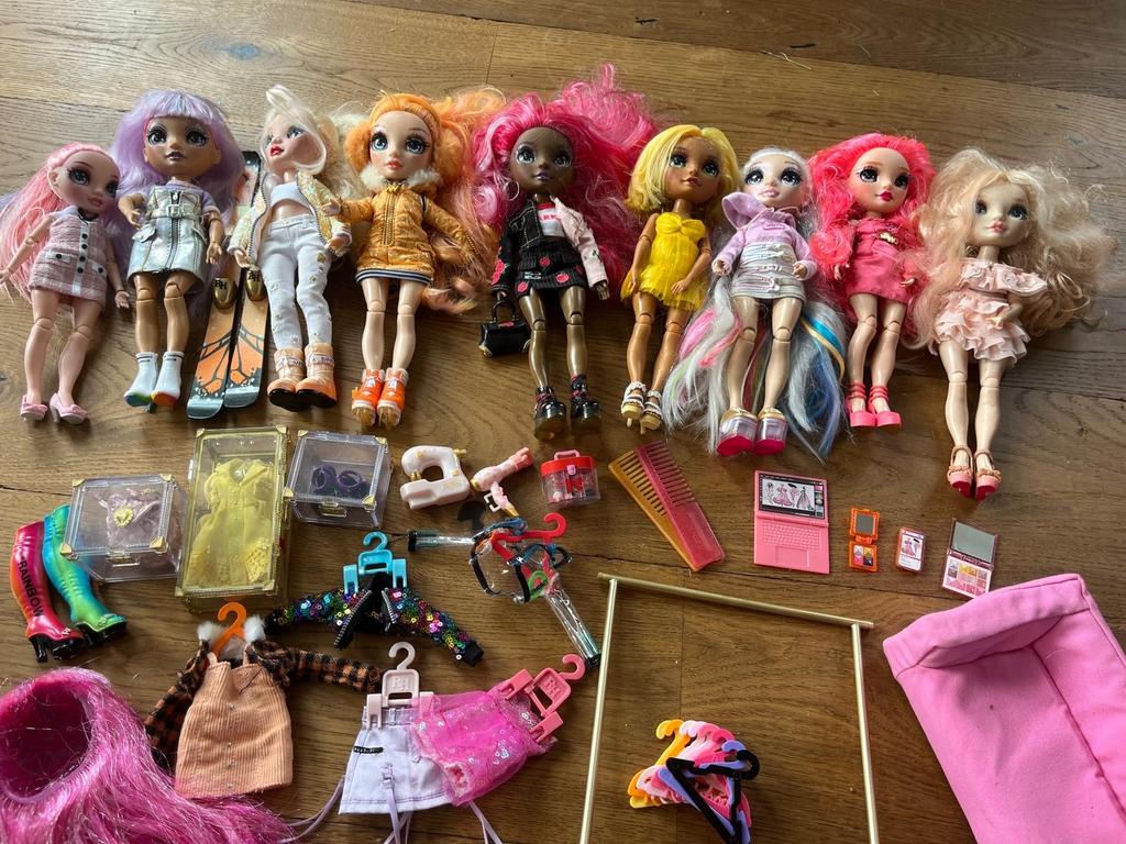 9 Rainbow High poppen met veel accessoires - Gebruikt, Ophalen of Verzenden, Gebruikt, Overige typen