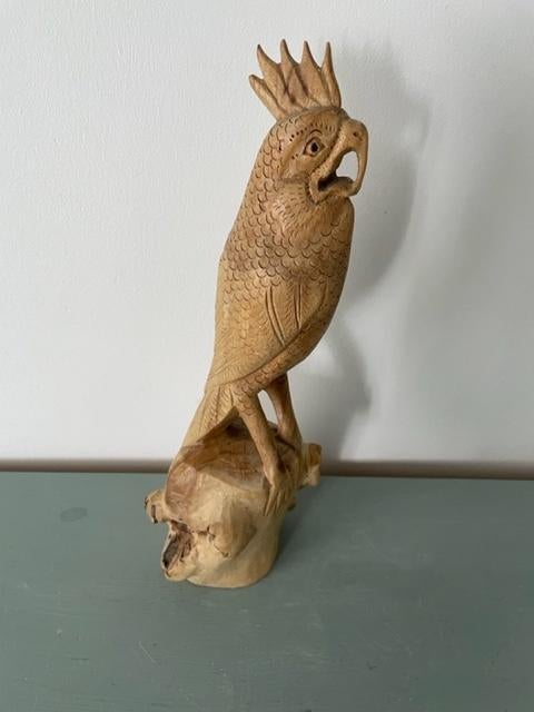 Vintage houten papegaai. Houtsnijwerk. Drijfhout beeld., Ophalen