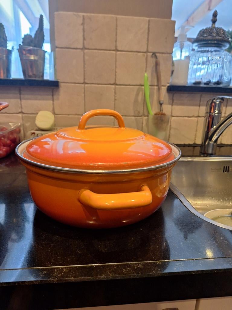 Twee emaille juspannen (26 & 35 cm), Huis en Inrichting, Ophalen, Gebruikt, Overige materialen, Kookpan of Snelkookpan