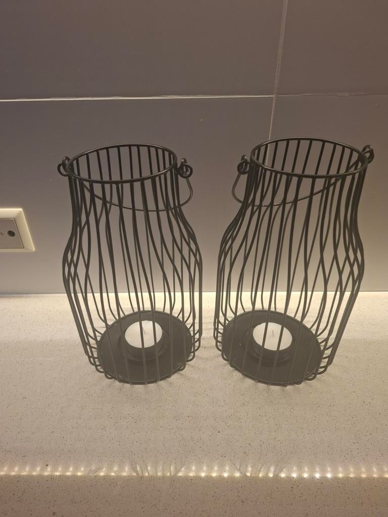 Set van 2 metalen lantaarntjes - 30 cm hoog, Huis en Inrichting, Woonaccessoires | Kandelaars en Kaarsen, Ophalen, Gebruikt, 25 tot 50 cm