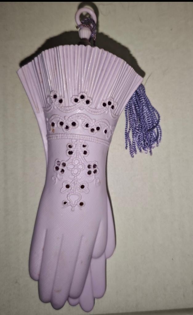 Avon 'Lacy Gloves' pomander. 

Het is een vintage, Sieraden, Tassen en Uiterlijk, Overige Accessoires, Zo goed als nieuw, Ophalen of Verzenden