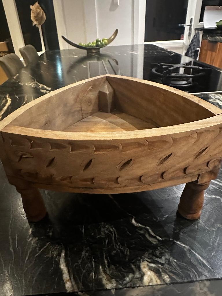 Houten chakki tafeltje driehoek, Ophalen of Verzenden, Gebruikt, Overige vormen, Minder dan 55 cm