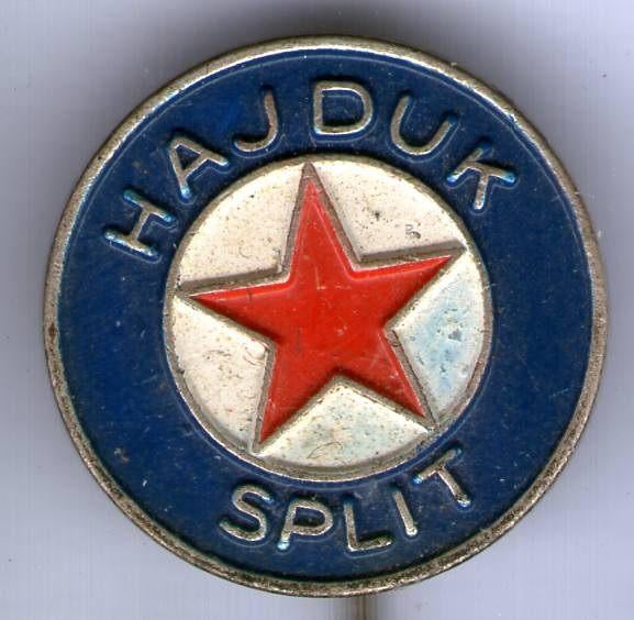 HAJDUK Split zilverkleurig voetbalclub speldje ( Z_168 ), Ophalen of Verzenden, Zo goed als nieuw, Sport, Speldje of Pin