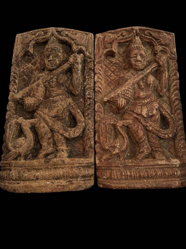 Twee antieke terracotta reliëfplaten uit de Hindoe India, Antiek en Kunst, Kunst | Beelden en Houtsnijwerken, Ophalen of Verzenden