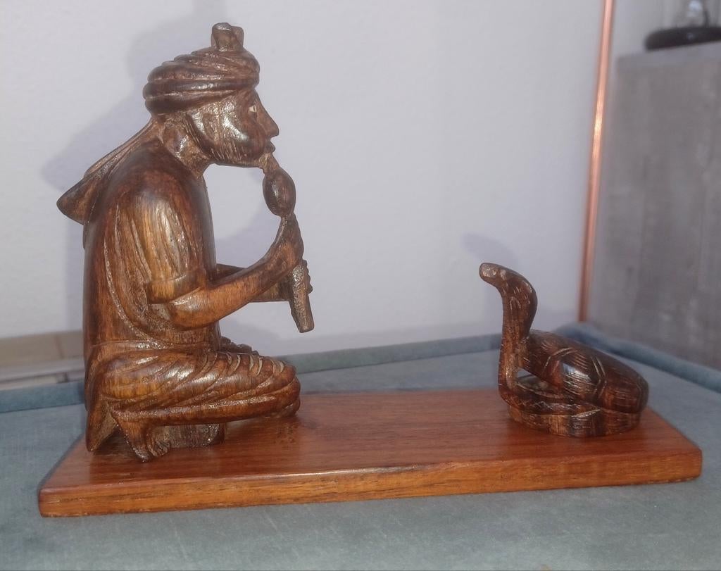 Antiek houtsnijwerk Slangenbezweerder India rozenhout, Antiek en Kunst, Ophalen of Verzenden
