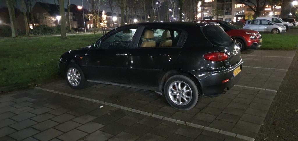 Alfa Romeo 147 1.6 T.spark 16V 77KW 5DR 2003 Zwart, Auto's, Voorwielaandrijving, Beige, 4 cilinders, 400 kg