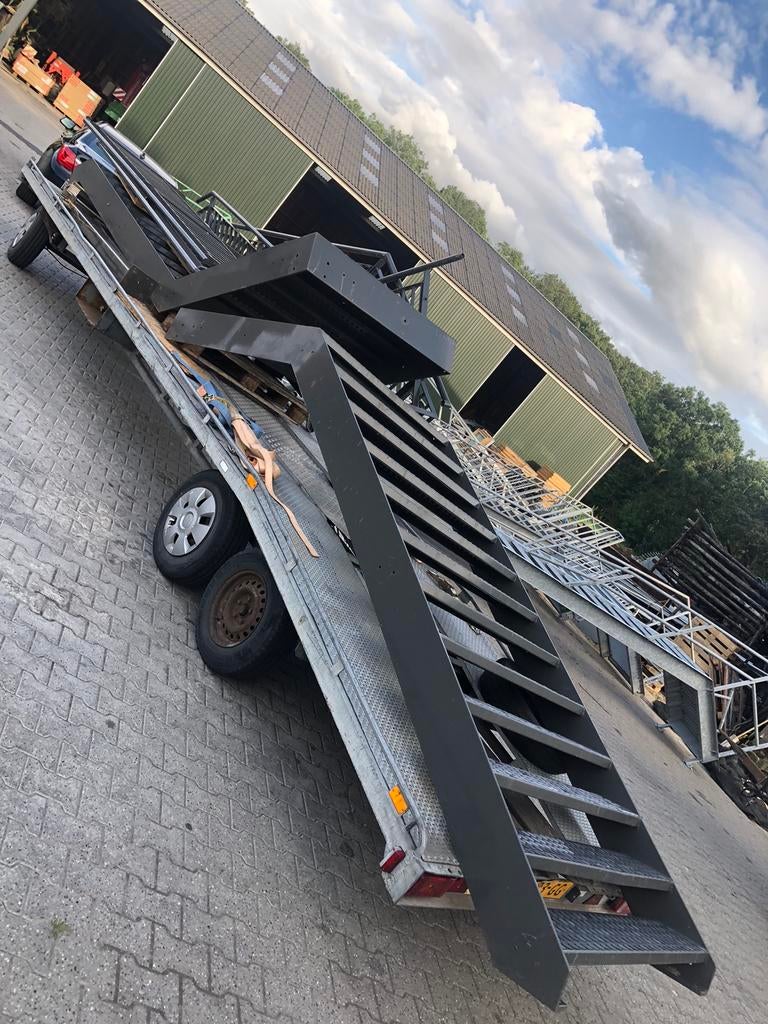 Te koop 4 m trap met tussenbordes 2 delen 1.40 breed, Ophalen of Verzenden, Trap
