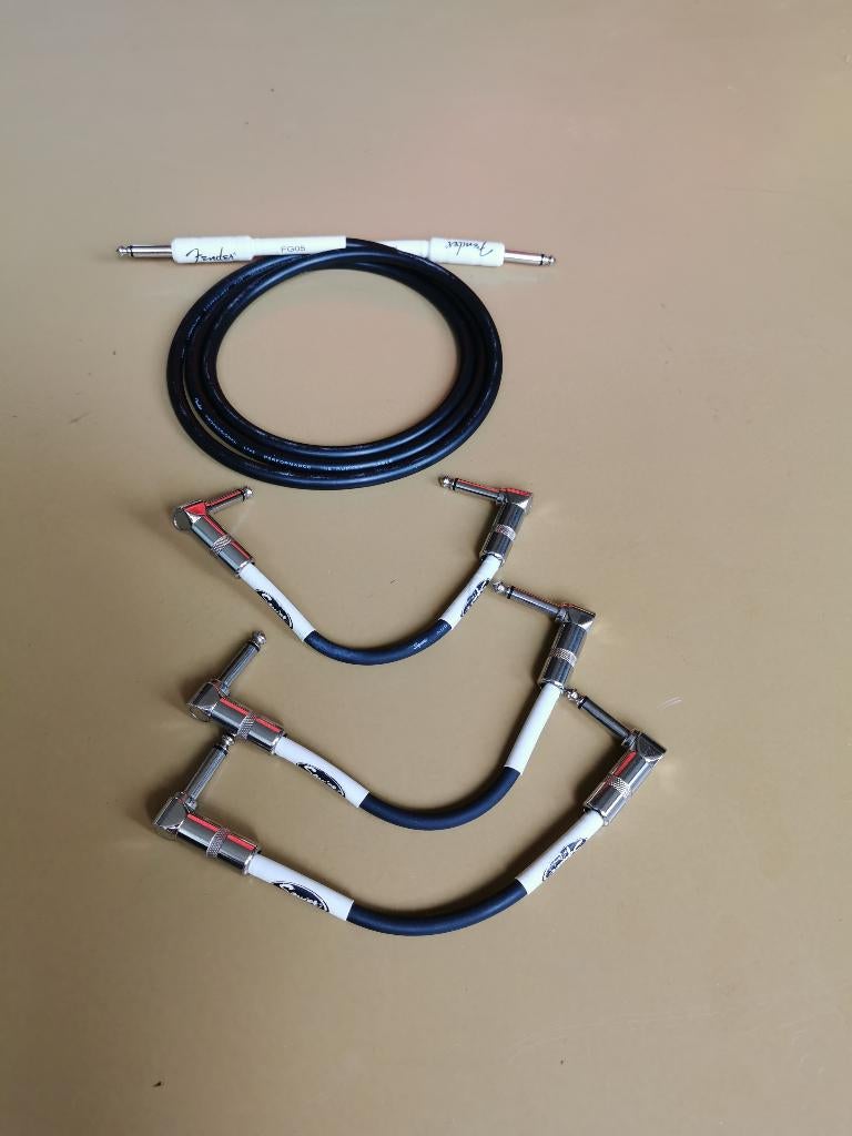 FENDER signature cable 150cm. en 3 x SQUIER patchkable 15cm, Ophalen of Verzenden, Zo goed als nieuw, Solid body, Fender
