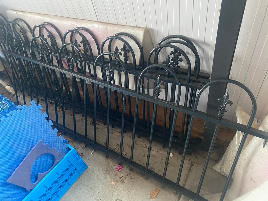 Zwart ijzeren hekwerk met lelieversiering ruim  8 meter, Tuin en Terras, Tuinhekken en Hekwerk, Ophalen of Verzenden, Gebruikt