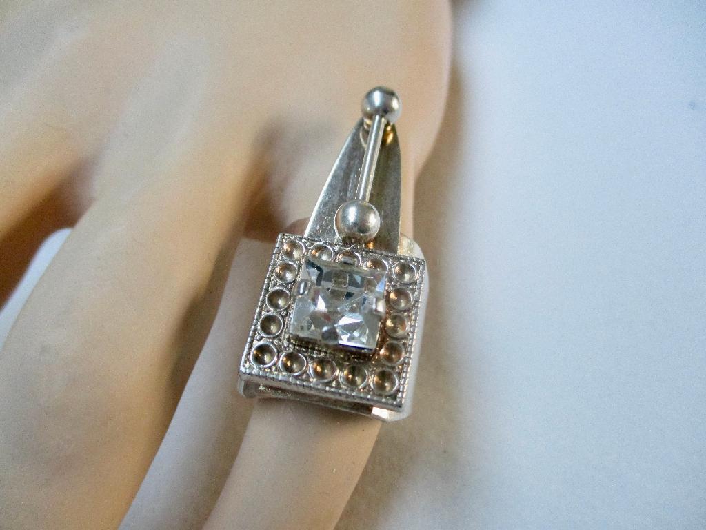 Zilverkleur grote ring 17.5 mm open vierkante schitter steen, Overige materialen, Verzenden, Zo goed als nieuw, 17 tot 18