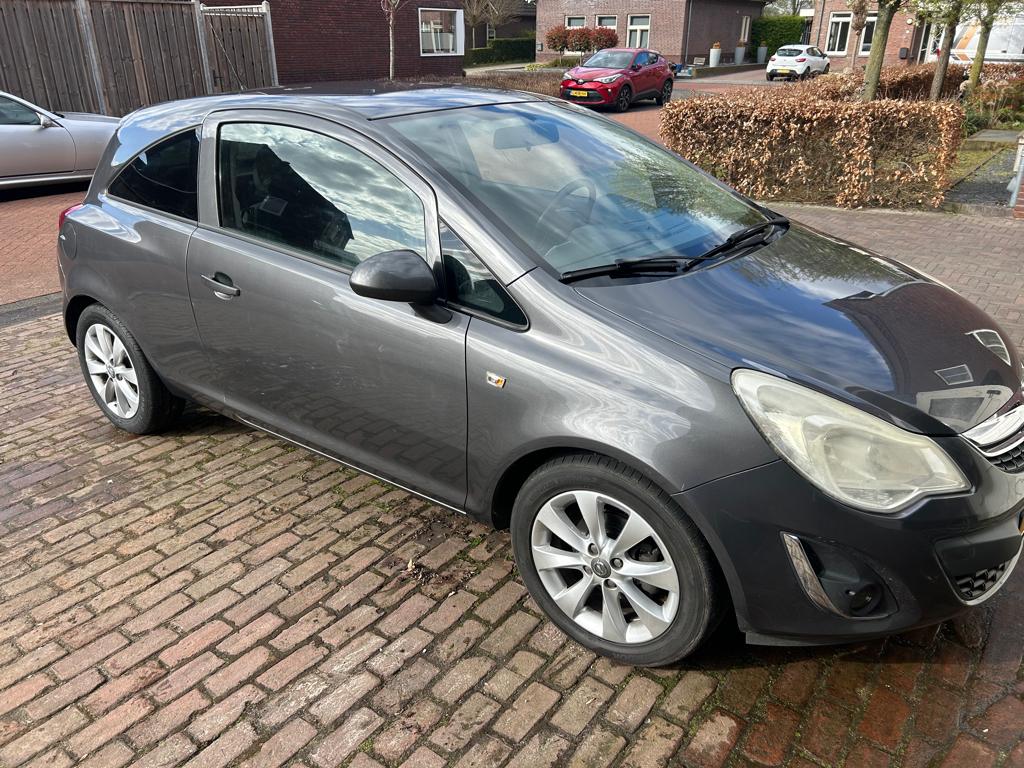 Opel Corsa 1.2 16V LPG 3D 2012 Grijs, Auto's, Voorwielaandrijving, 83 pk, Zwart, 4 cilinders