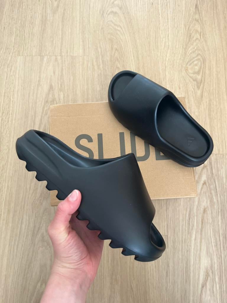 Yeezy slide zwart, Kleding | Heren, Schoenen, Ophalen of Verzenden, Nieuw, Zwart