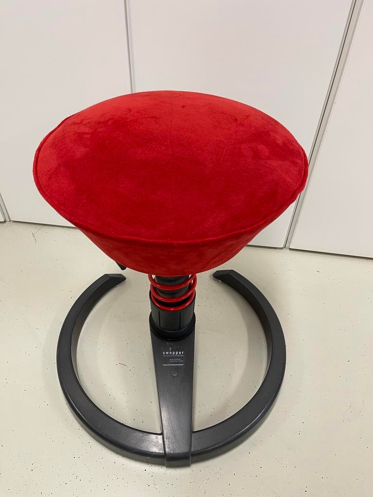 Swopper Aeris ergonomische design bureau kruk, rood suede, Ophalen, Gebruikt, Zwart, Bureaukruk
