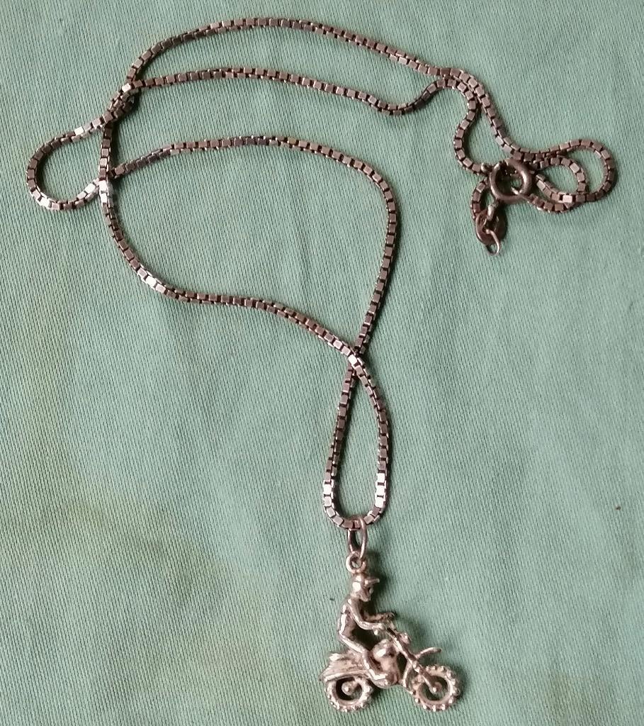 Zilveren hanger Motor rijder op stunt motor aan ketting., Met hanger, Ophalen of Verzenden, Zo goed als nieuw, Zilver