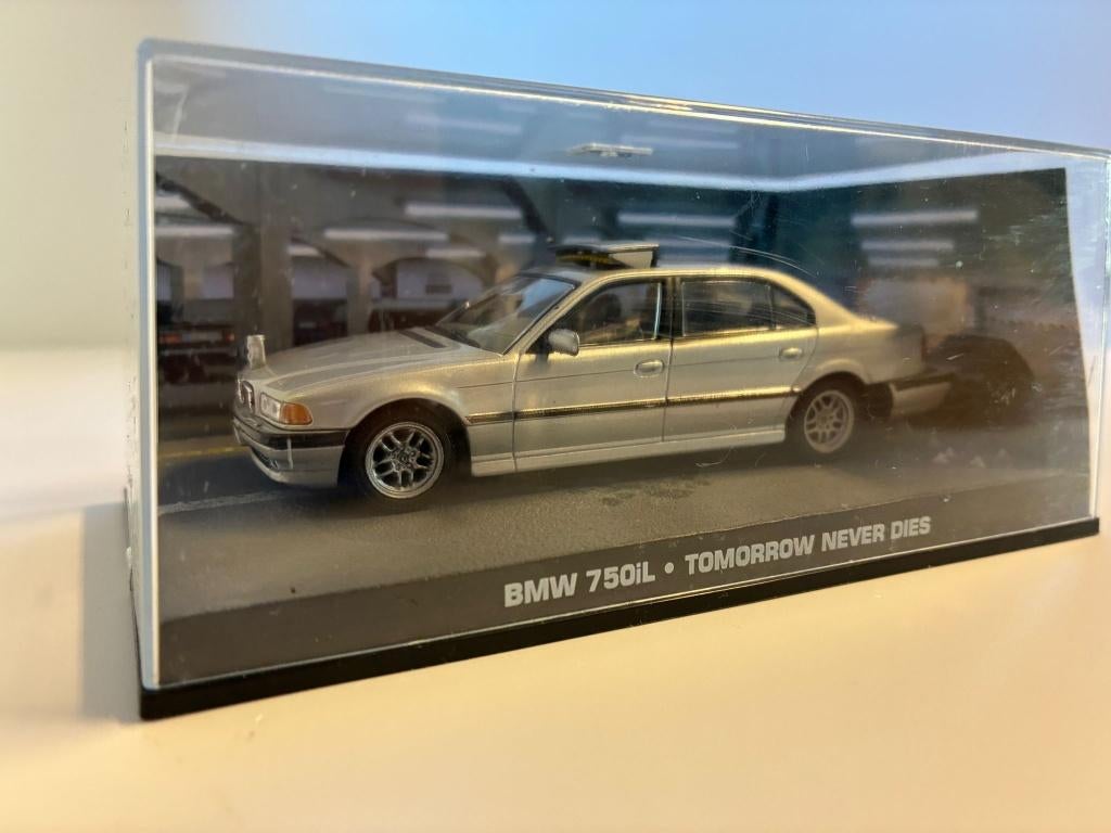 29022: BMW 750iL - James Bond - Tomorrow never dies 1:43, Hobby en Vrije tijd, Modelauto's | 1:43, Zo goed als nieuw, Auto, Universal Hobbies