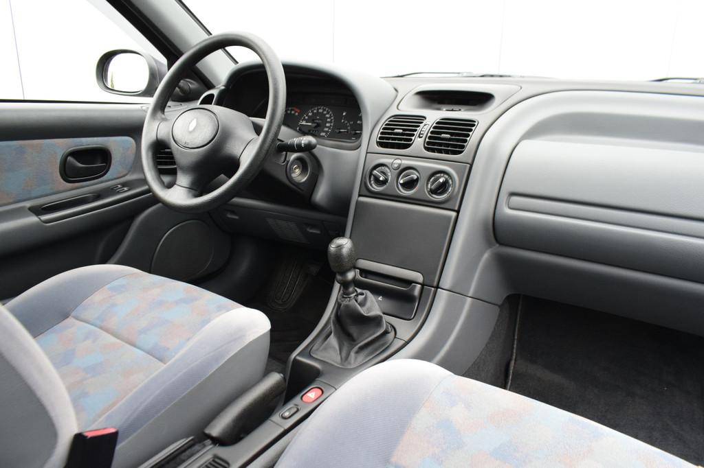 Renault Laguna 1.8 RN 25dkm! (bj 1997), Voorwielaandrijving, 94 pk, Renault, Bedrijf