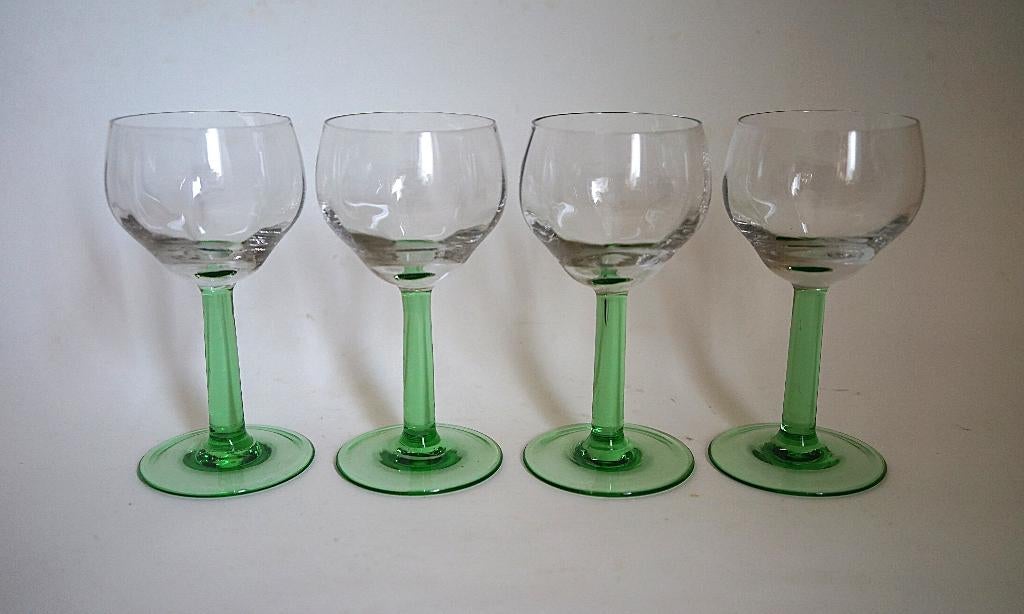 Wijnglazen 4 x helder groen steel Doyen? Art Deco stijl?, Antiek en Kunst, Ophalen of Verzenden