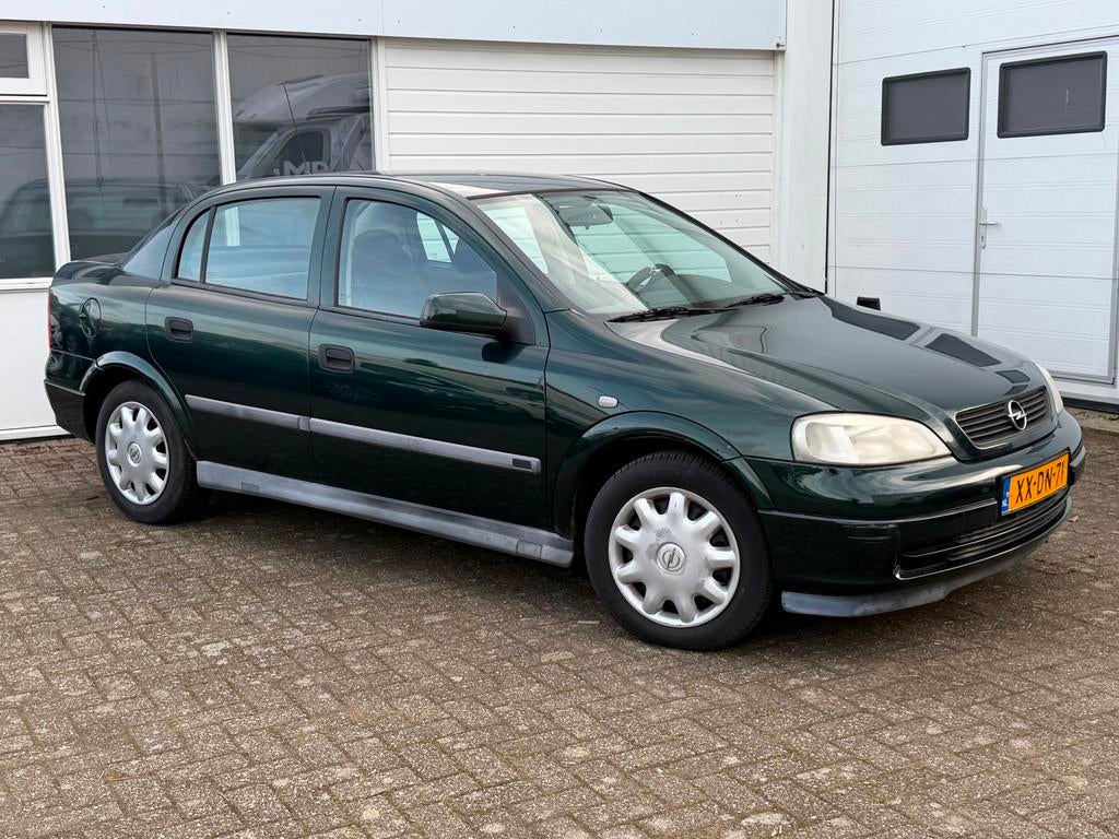 Opel Astra 1.6 Club SEDAN, Stof, Gebruikt, 4 cilinders, 1055 kg