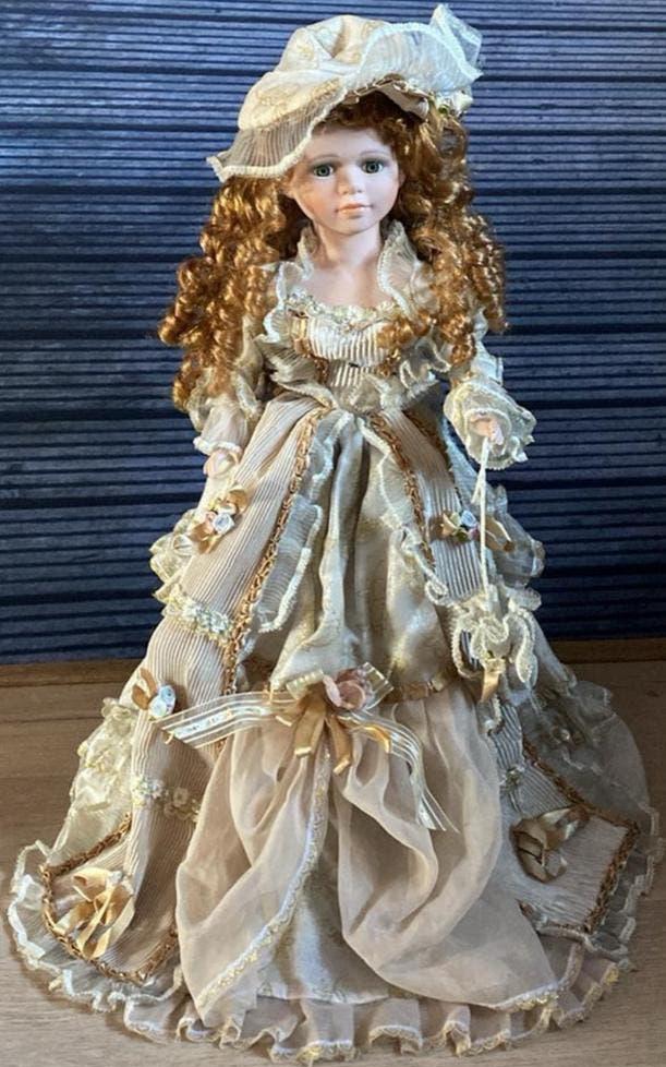 Vintage Porseleinen Pop met Krullen en Elegante Jurk, Ophalen of Verzenden, Gebruikt, Pop