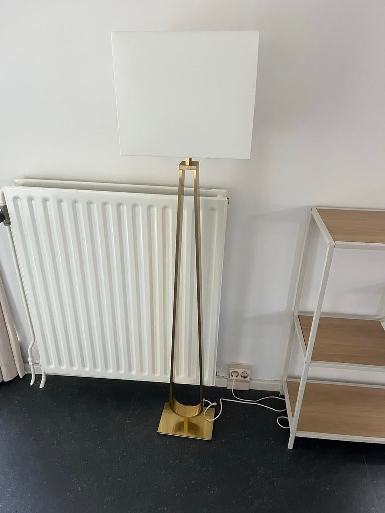 2x IKEA KLABB Staande Lamp Goud met Witte Kap, Huis en Inrichting, Ophalen, Zo goed als nieuw, Metaal, 150 tot 200 cm