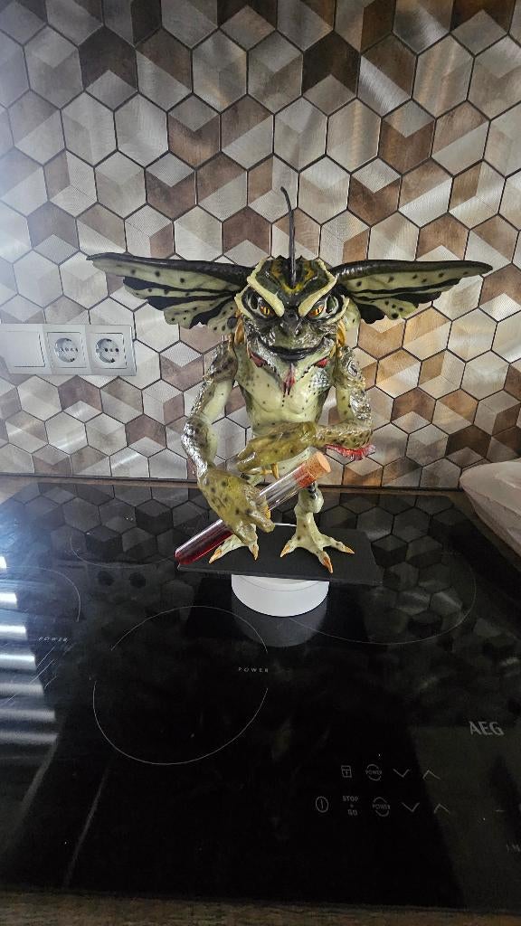 Handgeschilder en airbrushed beeld van een Gremlin, Verzamelen, Ophalen of Verzenden, Nieuw, Film, Beeldje, Replica of Model
