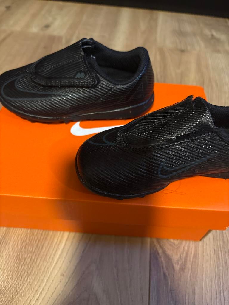 Nike Voetbalschoenen Maat 25 - Binnen & Buiten, Sport en Fitness, Voetbal, Ophalen of Verzenden, Zo goed als nieuw, Schoenen