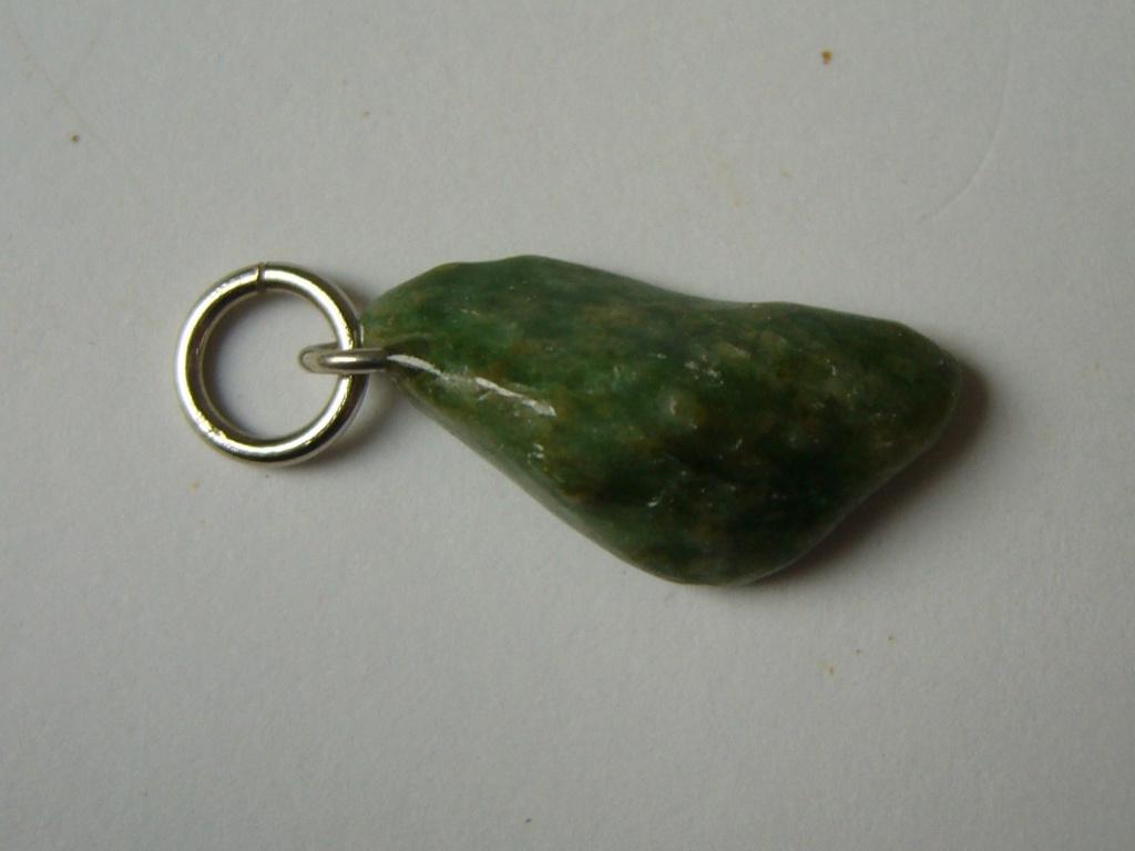 groene jade hanger edelsteen mineraal hangertje Jadeiet, Ophalen of Verzenden, Zo goed als nieuw, Steen of Mineraal, Met edelsteen