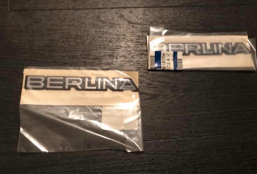 '2 Berlina logo’s/emblemen voor de Opel D Kadett en C Ascona, Ophalen of Verzenden