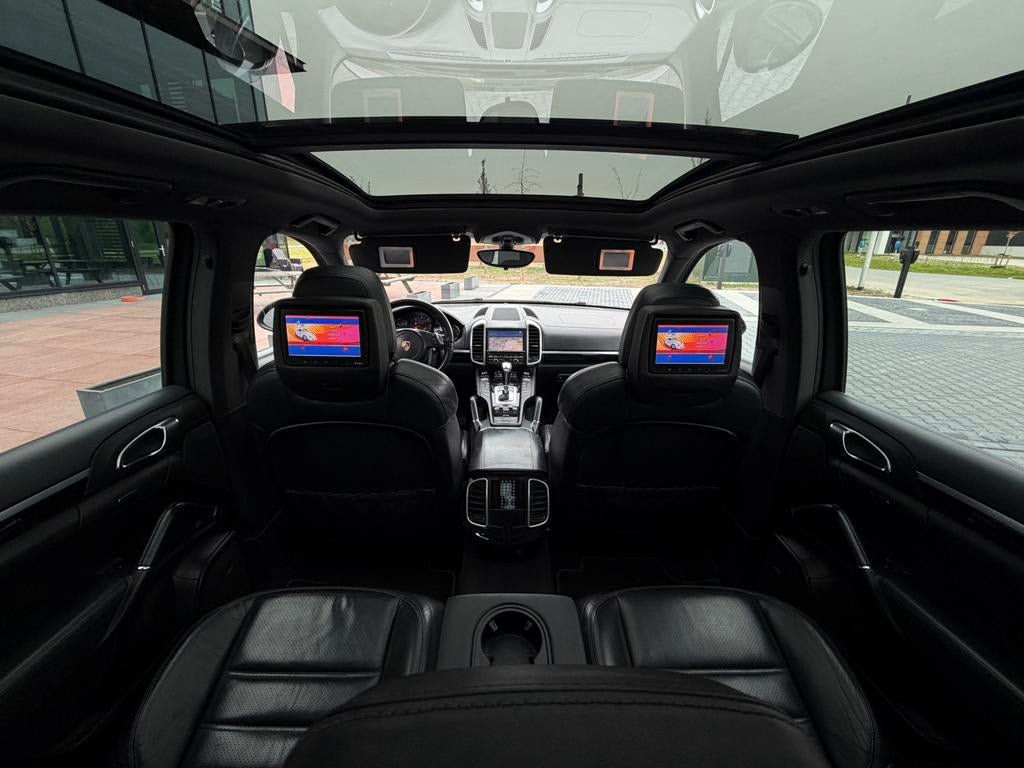 BLACK Porsche Cayenne 3.0 D V6 240PK+ TV’s-2xPano-21”4x4 SUV, Auto's, Automaat, Cayenne, Zwart, 2500 kg