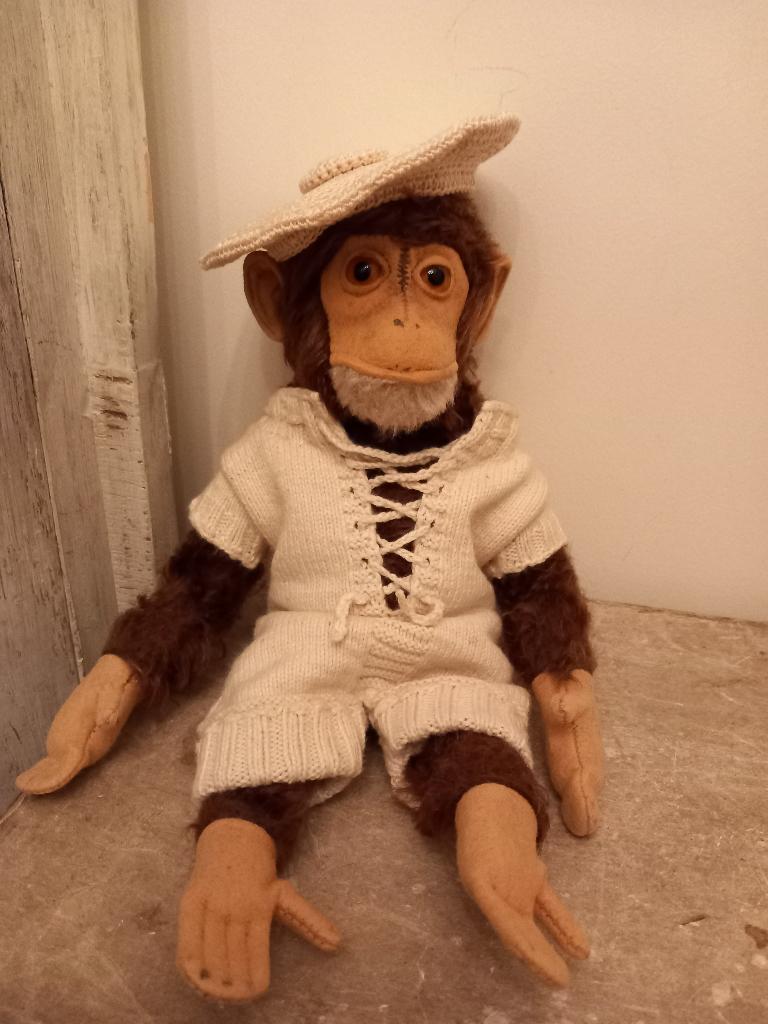 Antiek apen pakje met baret. 2 delig., Verzamelen, Poppen, Ophalen of Verzenden, Zo goed als nieuw, Kleertjes