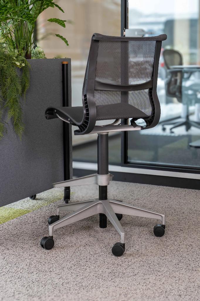 45x Herman Miller Setu Kruk Graphite Refurbished, Herman Miller, Stof, Zwart, Ophalen of Verzenden