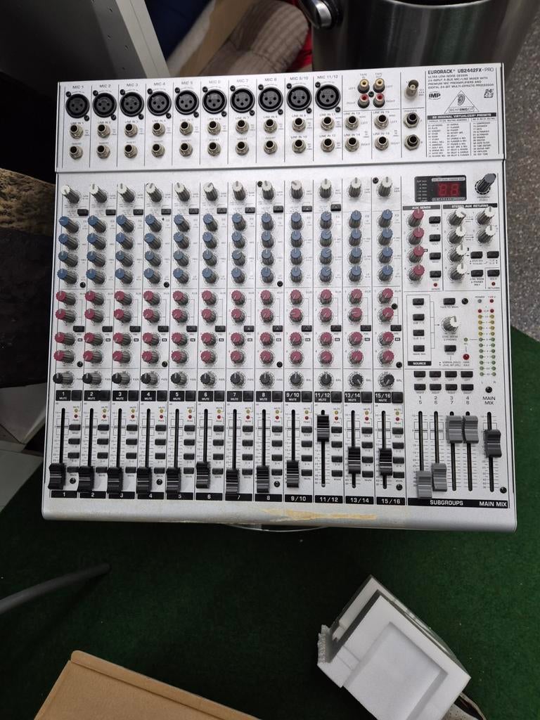 Behringer Eurorack UB2442FX-PRO Mengpaneel - Voor onderdelen, Ophalen of Verzenden, Gebruikt, 10 tot 20 kanalen, Microfooningang