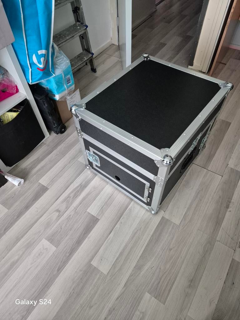 Flightcase met Devine mengpaneel en Crown versterker, Ophalen, Microfooningang, 10 tot 20 kanalen, Zo goed als nieuw