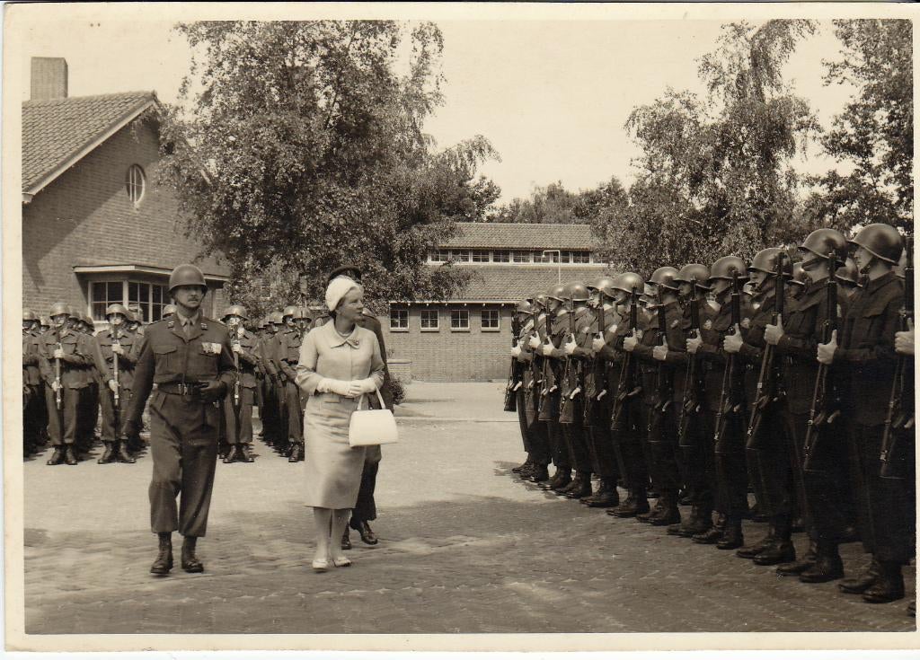Vught Kazerne ? Bezoek Koningin Juliana, Ophalen of Verzenden, 1940 tot 1960, Ongelopen, Noord-Brabant