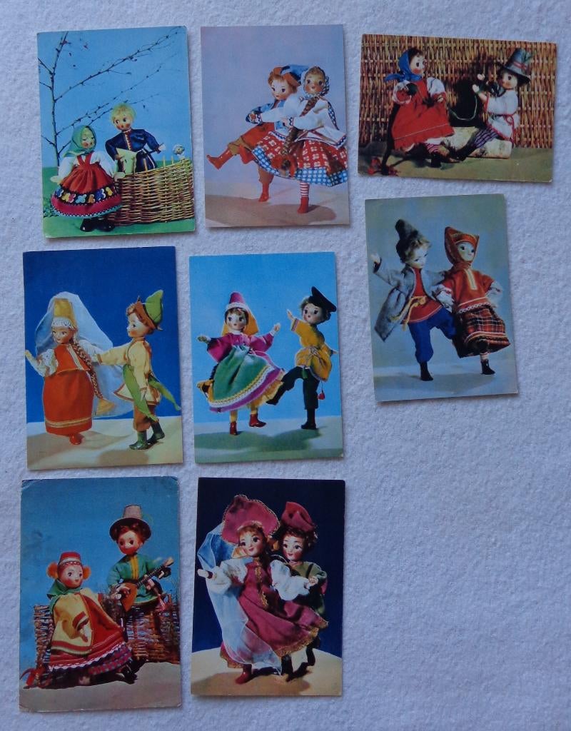 8 Russische ansichtkaarten Poppen in klederdracht 1968, Verzamelen, Ophalen, 1960 tot 1980, Ongelopen, Klederdracht