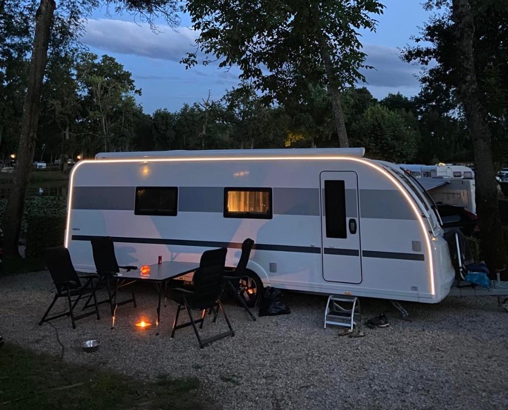 ADRIA Alpina 663 HT SNOW 05/2023 full option, Queensbed, Rondzit, Particulier, Adria