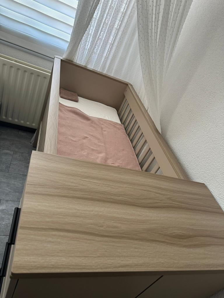 Babybed met commode memphis clay, Ophalen, Zo goed als nieuw, Jongetje of Meisje