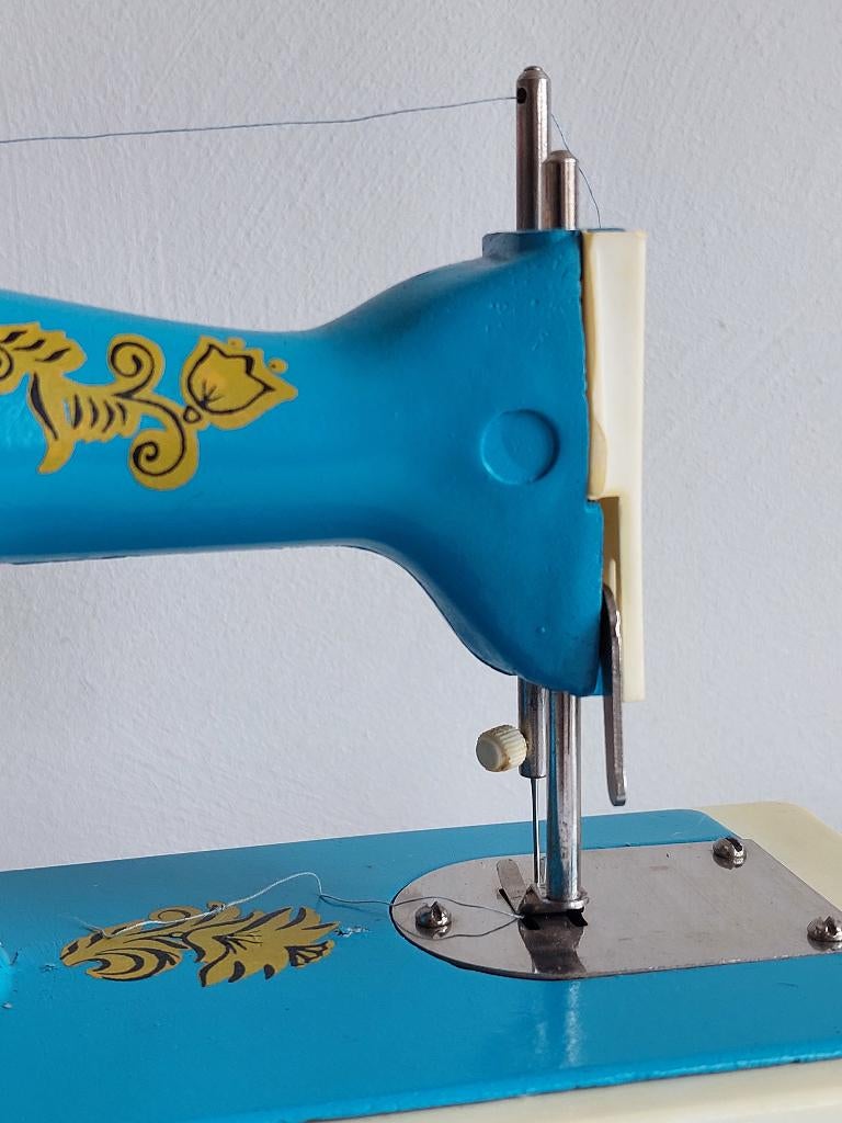 Vintage kinder naaimachine handmatig gietijzer blauw, Verzamelen, Ophalen, Zo goed als nieuw