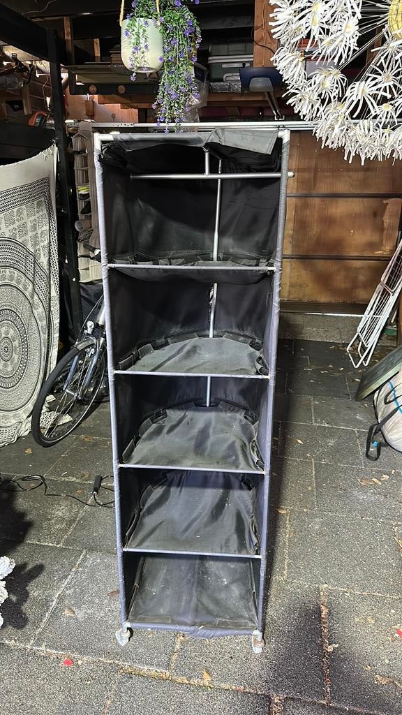 Handige hoge kast op wielen, Ophalen, Zo goed als nieuw