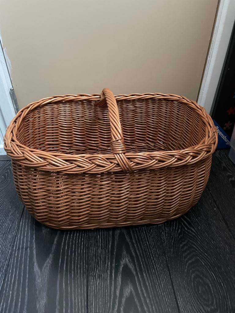 Mooie rieten mand met beugel - Goede staat, Huis en Inrichting, Woonaccessoires | Schalen en Manden, Gebruikt, Mand, Ovaal, Riet